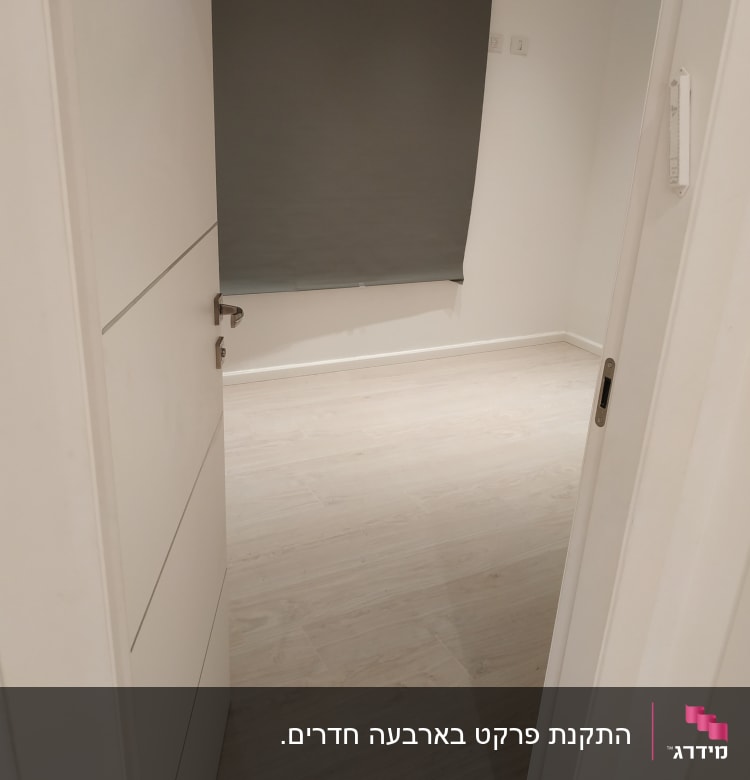 רצפת פרקט עץ בהירה בחדר פנימי
